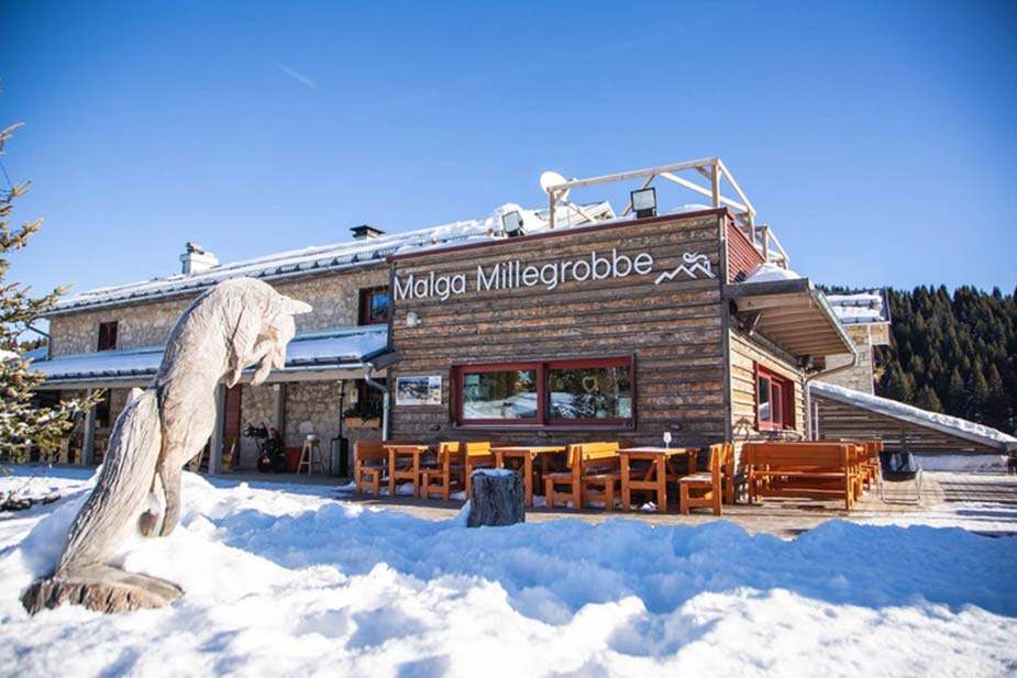 De besneeuwde berghut malga Millegrobe in Trentino