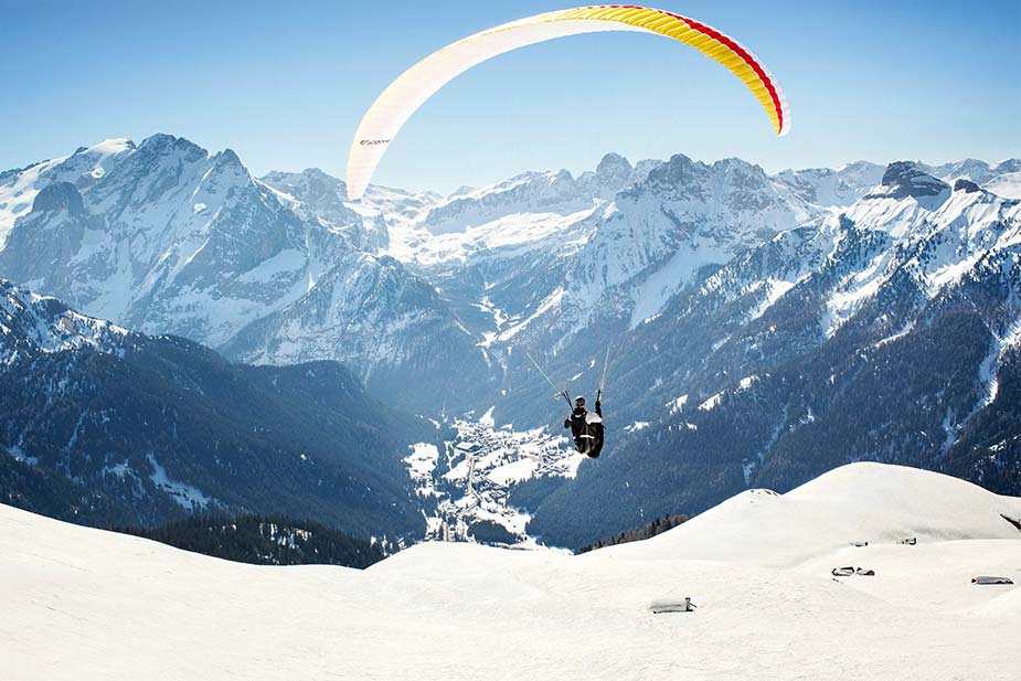Een paraglider begint aan zijn vlucht in Trentino