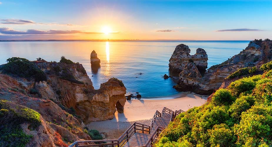 Het strand van Praia do Camilo in Zuid-Portugal