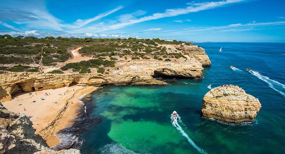 Het Praia do Carvalho strand in Zuid-Portugal