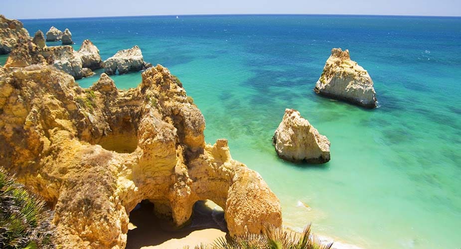 Het strand van Praia dos Tres Irmãos in Zuid-Portugal