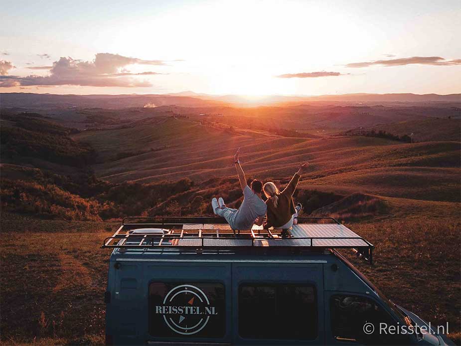 Reisstel op dak van camper zonsondergang