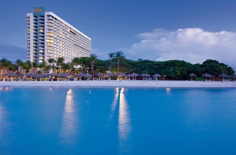 Liggen van Riu Palace Antillas aan het strand van Aruba