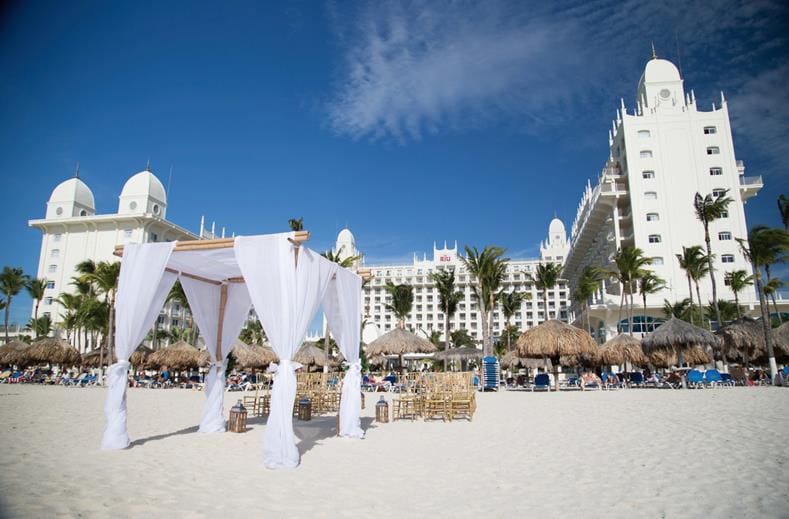 Strand bij Riu Palace op Aruba