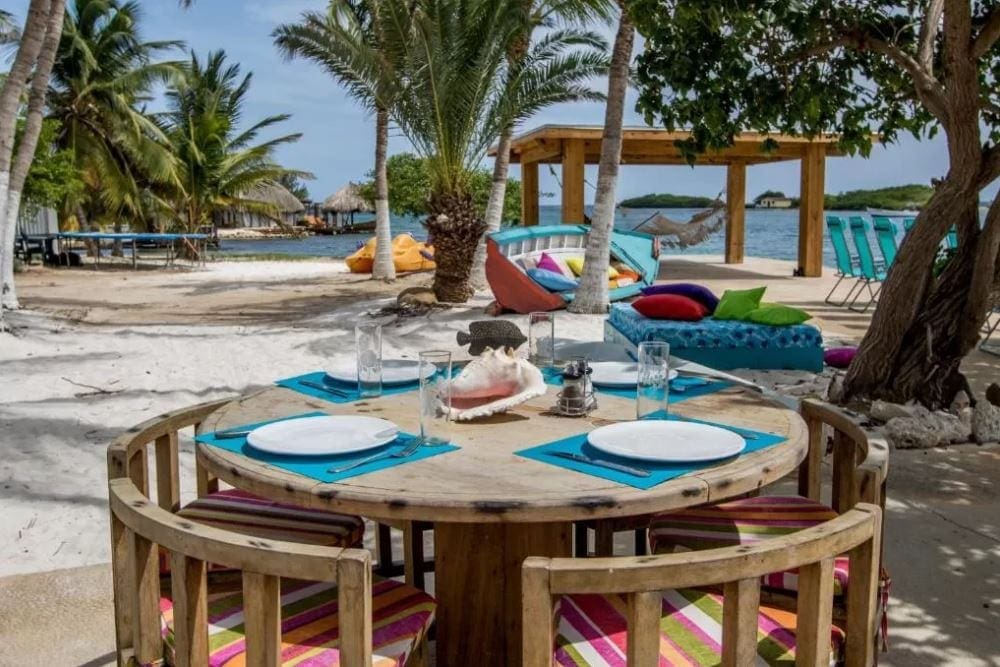 Terras buiten met tafel Serene by the Sea Aruba