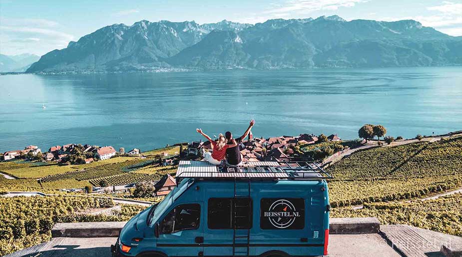 Zicht op meer en bergen vanaf het dak van de camper