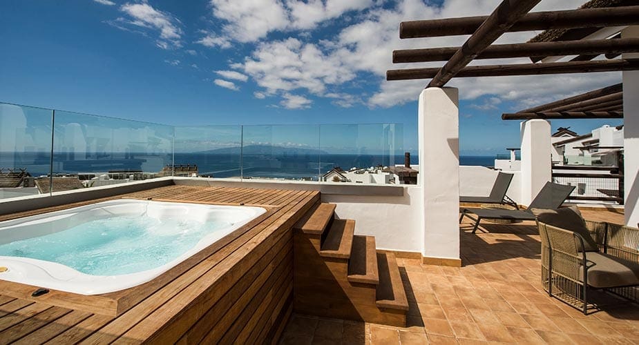 Jacuzzi op balkon van appartement in Las Terrazas de Abama