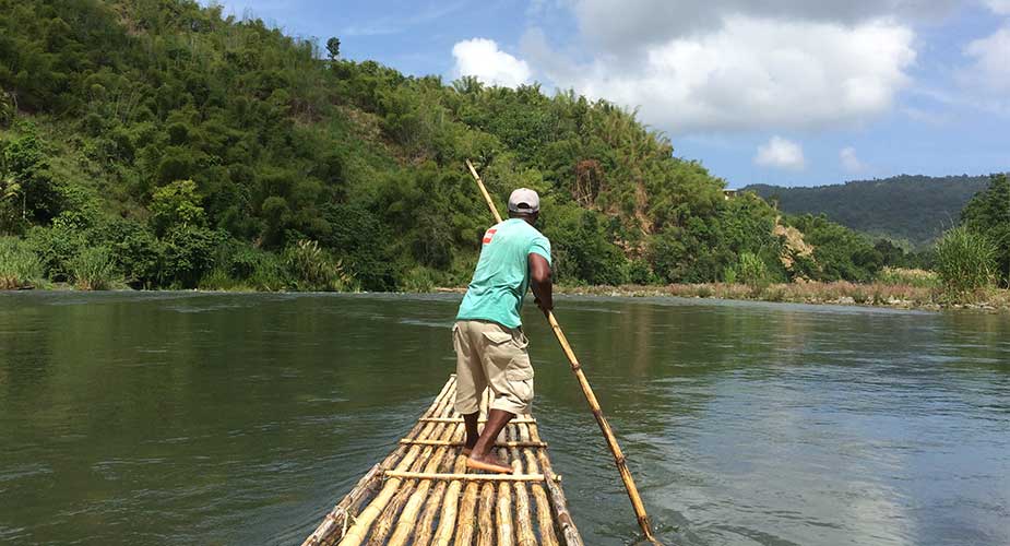 Varen met een bamboevlot in Jamaica