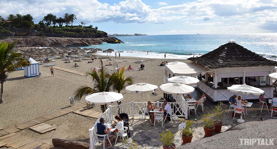 Beachbar op het strand van Playa del Duque in Tenerife