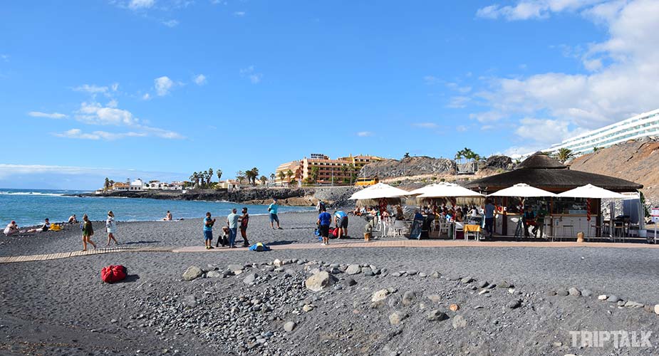 Beach bar restaurant met ligbedden bij strand Playa de la Enramada