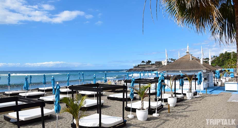 Beach club met grote bedden in Playa de Fanabe
