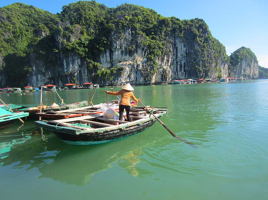 Visser op zijn boot in Vietnam