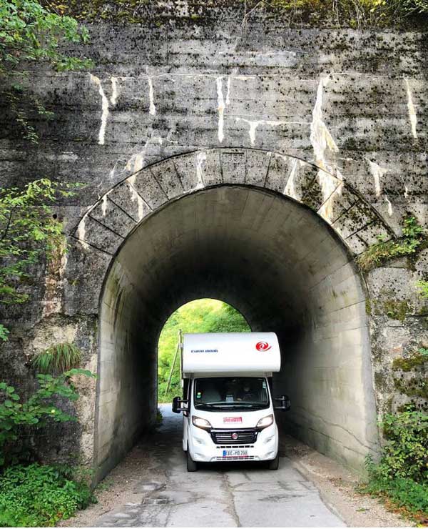 Camper in de tunnel 