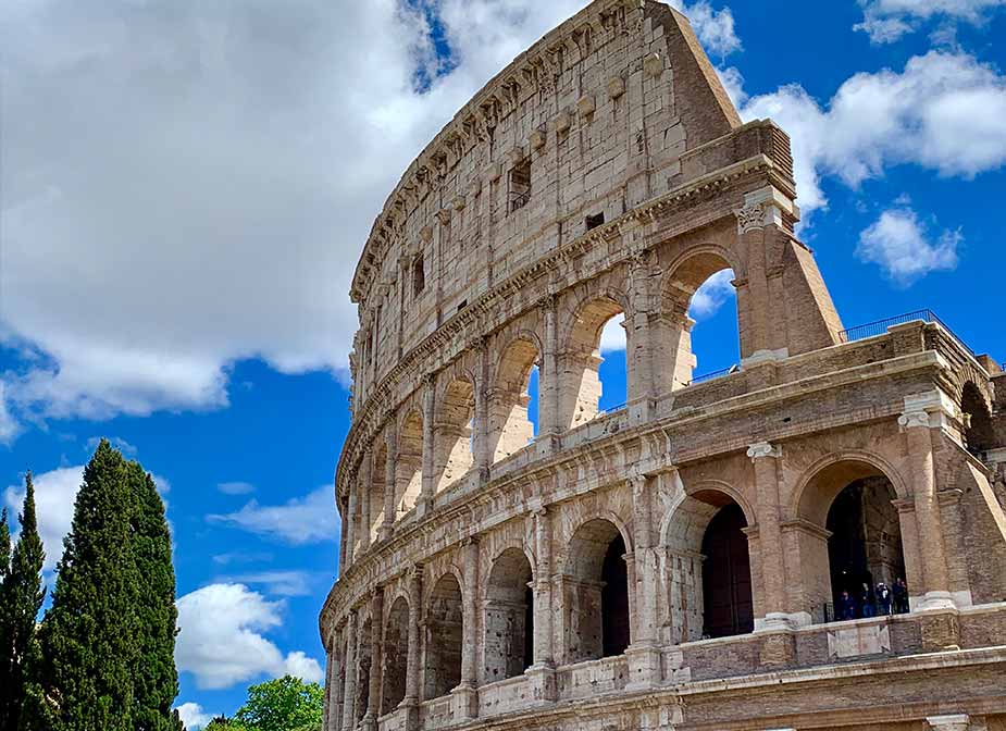 Een deel van de facace van het colloseum in Rome