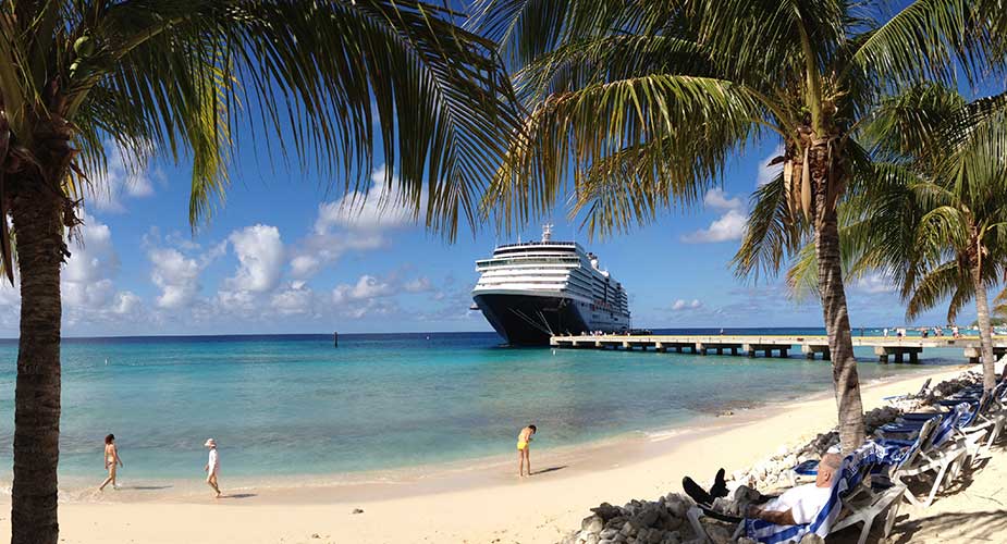 Tropisch strand met cruiseschip bij Grand Turk