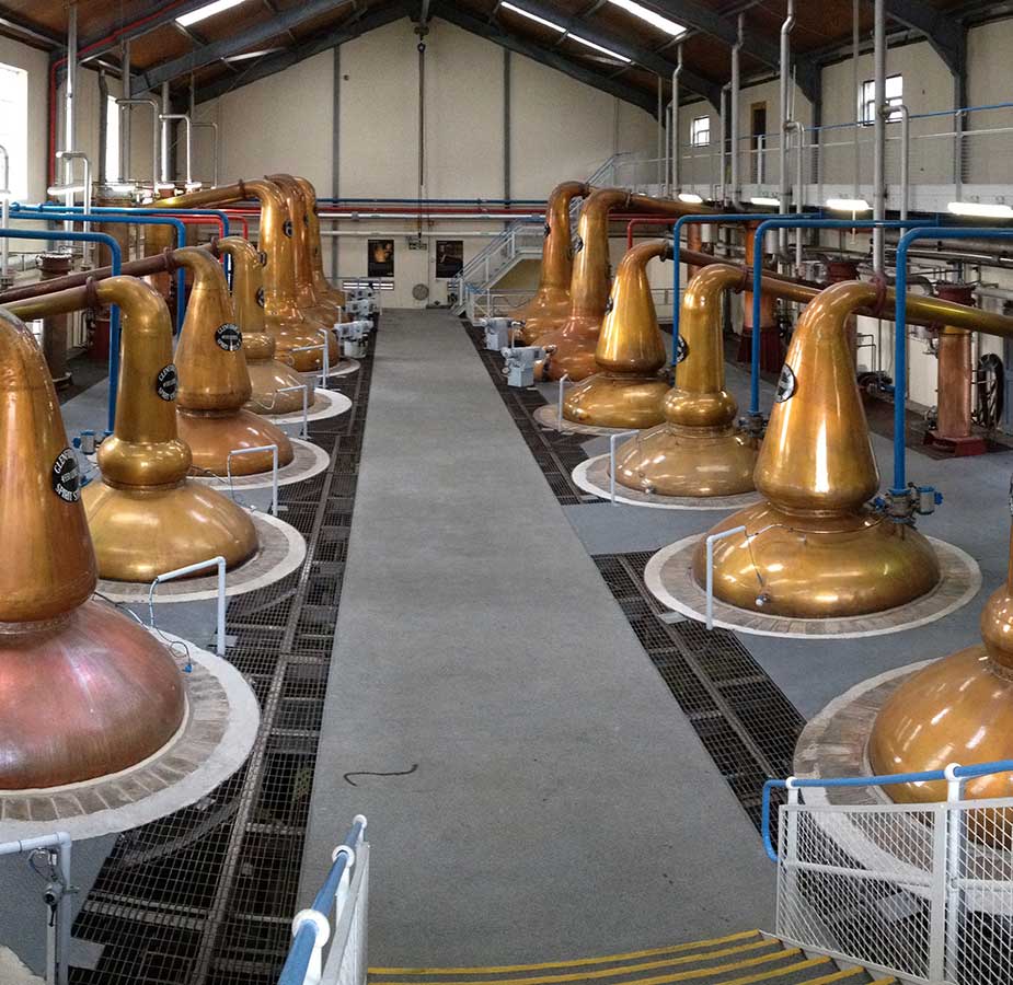 Ketels voor het maken van whisky bij Glenfiddich in Schotland
