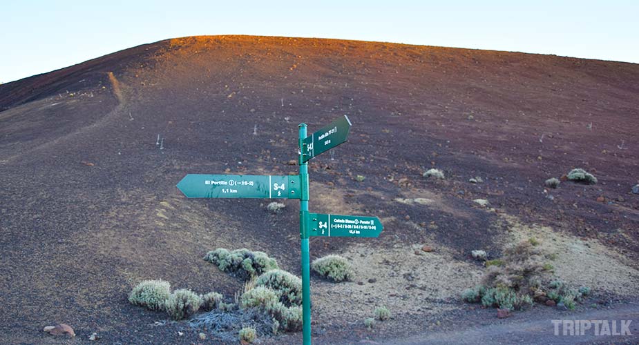 Bordjes met routes voor wandelen en hiken