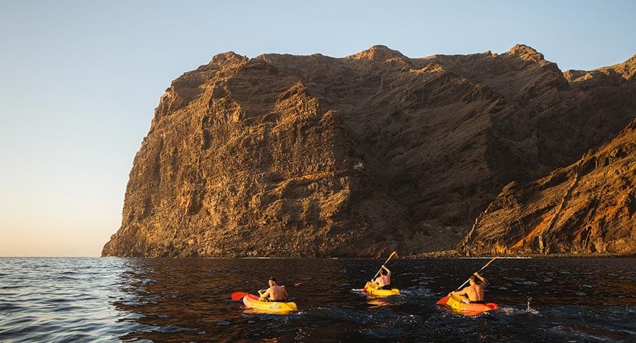 Met een kajak de zee op bij Tenerife