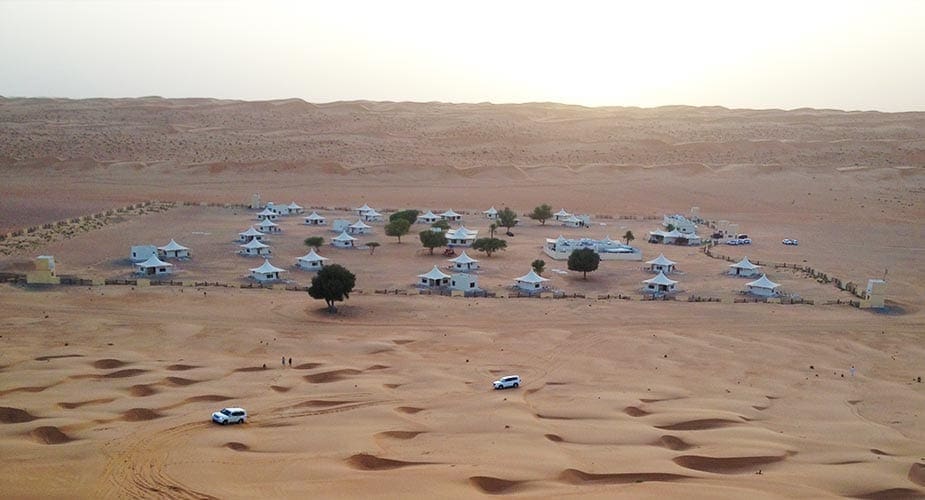 Kamp in de woestijn met jeeps