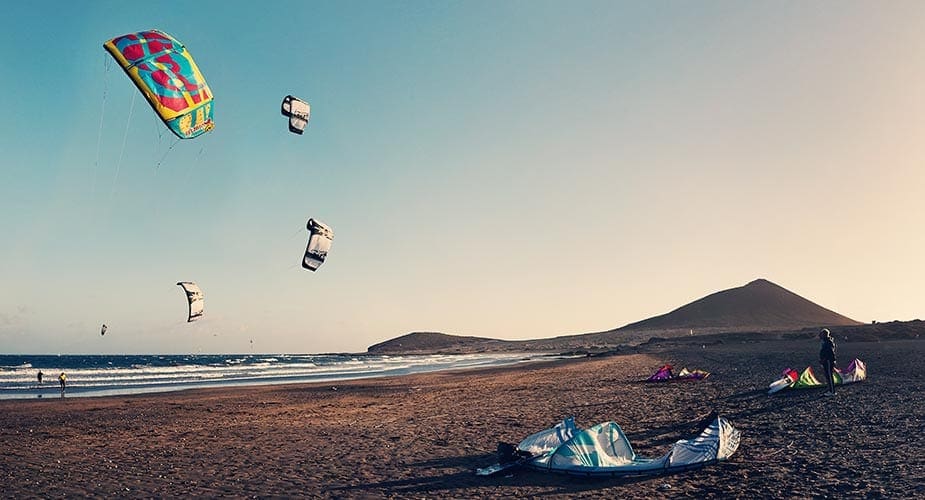 Kites liggen op het strand bij El Medano
