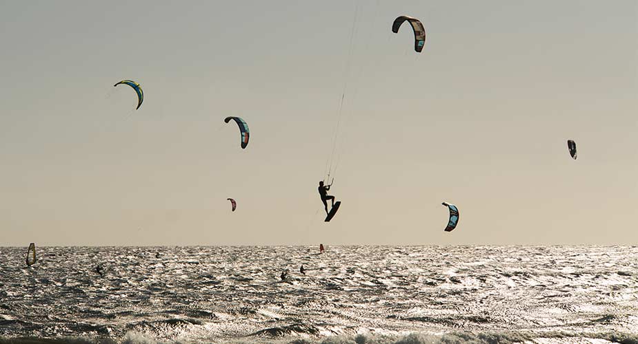 Kitesurfers aan het strand op Tenerife