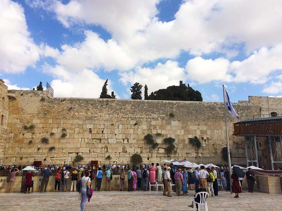 Gelovigen bij de klaagmuur in Jeruzalem