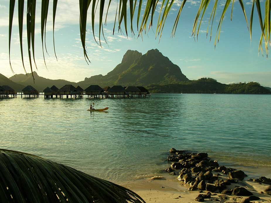 Uitzicht op zee met kano in Bora Bora