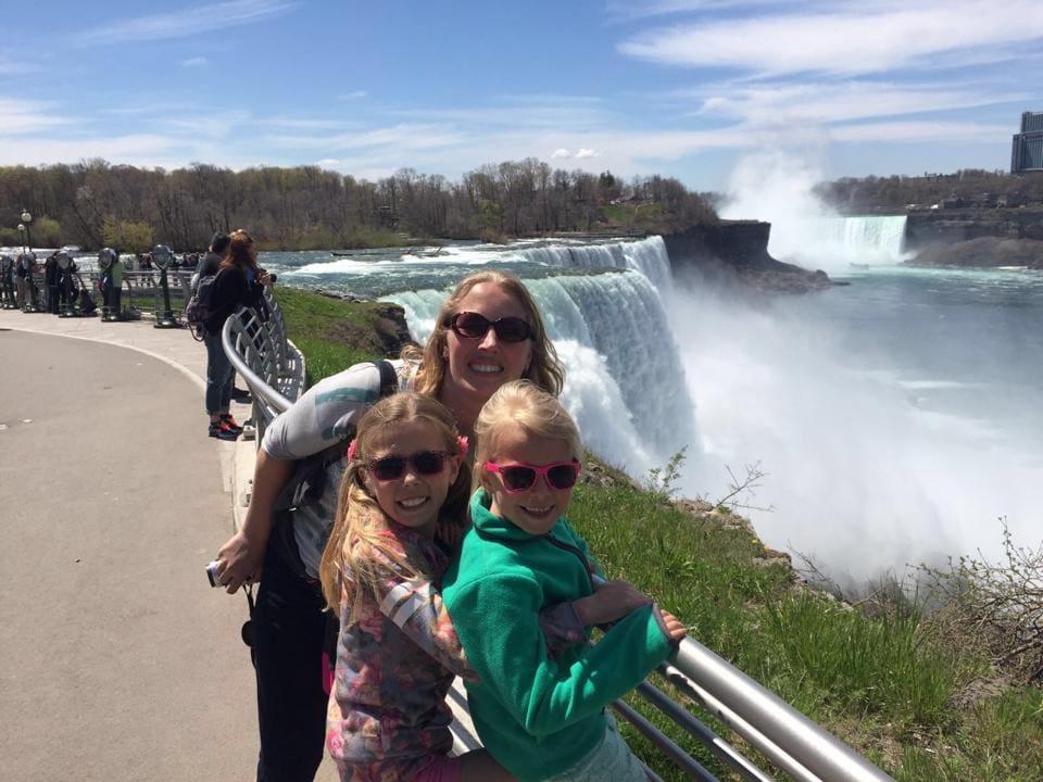 Maaike en familie bij watervallen in Amerika
