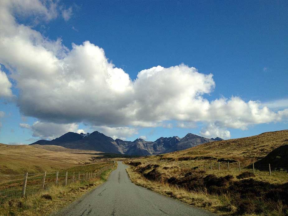 Een weg door het landschap in Schotland