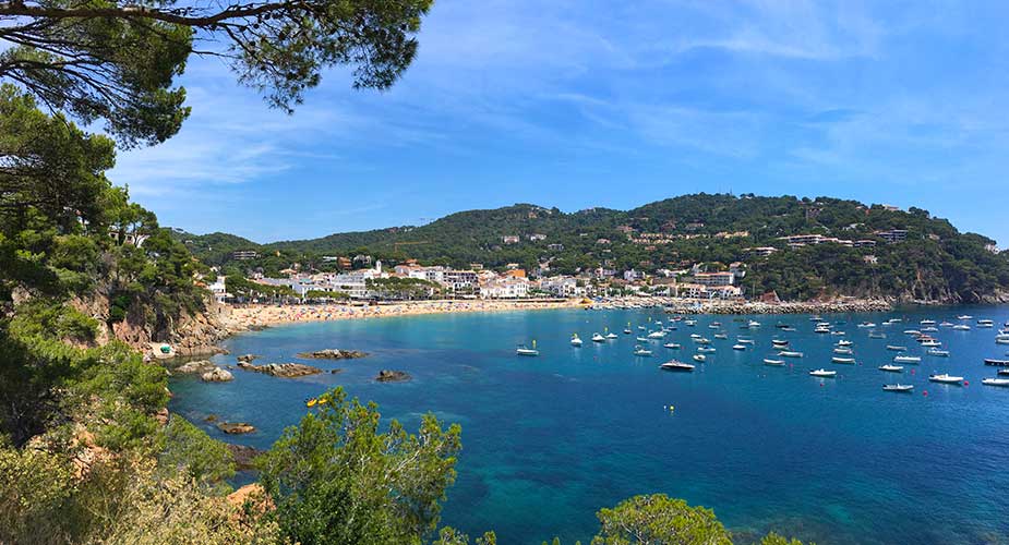 Baai me strand in Catalonië