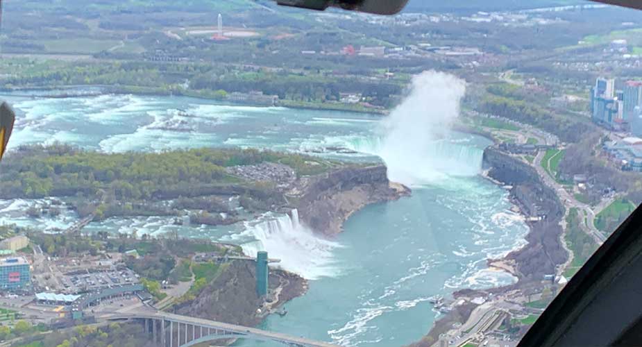 Helikoptervlucht boven de Niagara Falls in Canada