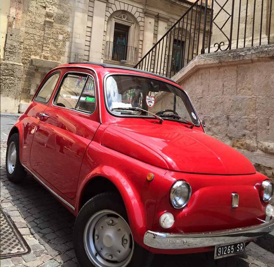 Oude rode Fiat in de straten van Rome