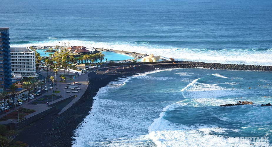 Zicht op het Playa de Martianez strand in Puerto de la Cruz