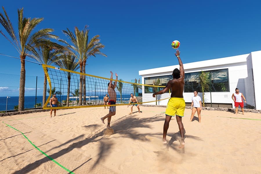 Beachvolleybal bij het hotel