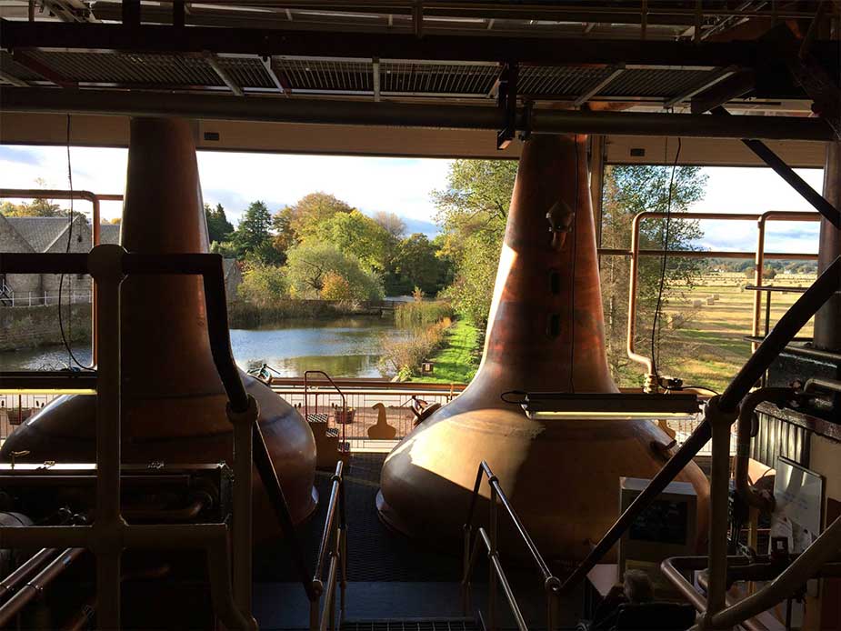 Uitzicht op de ketels van de Royal Brackla destillery in Schotland