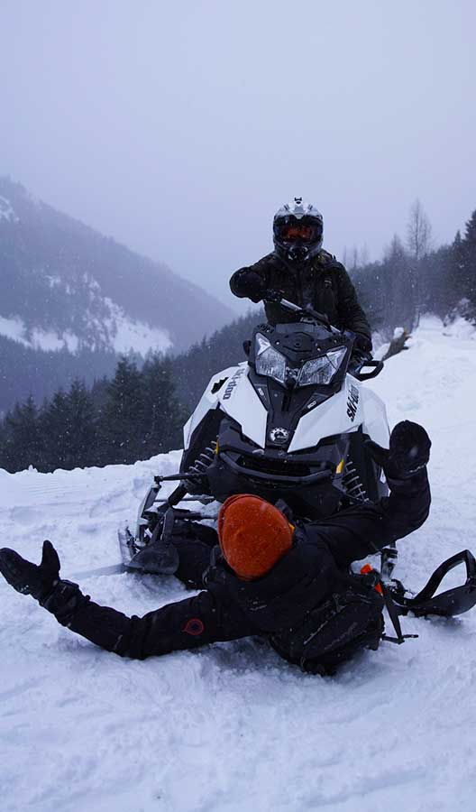 Op een sneeuwscooter tijdens de sneeuwscootersafari in Whistler