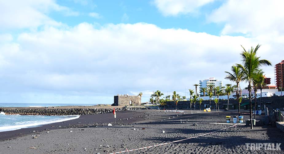 Het zwarte strand van Playa del Castillo bij Puerto de la Cruz