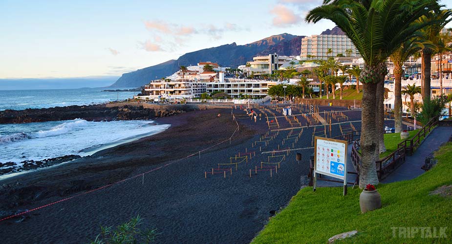 Zandstrand in het centrum van Puerto Santiago