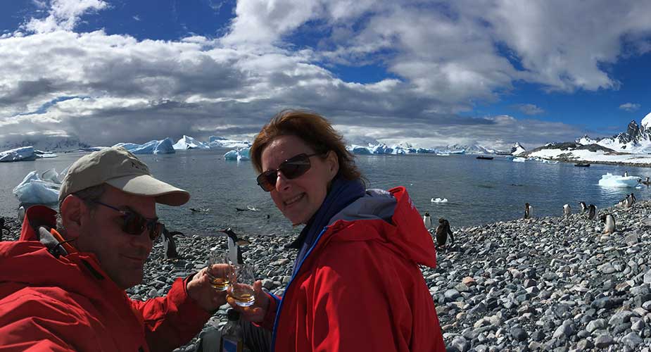 Teun en vrouw proosten met whisky in Antartica