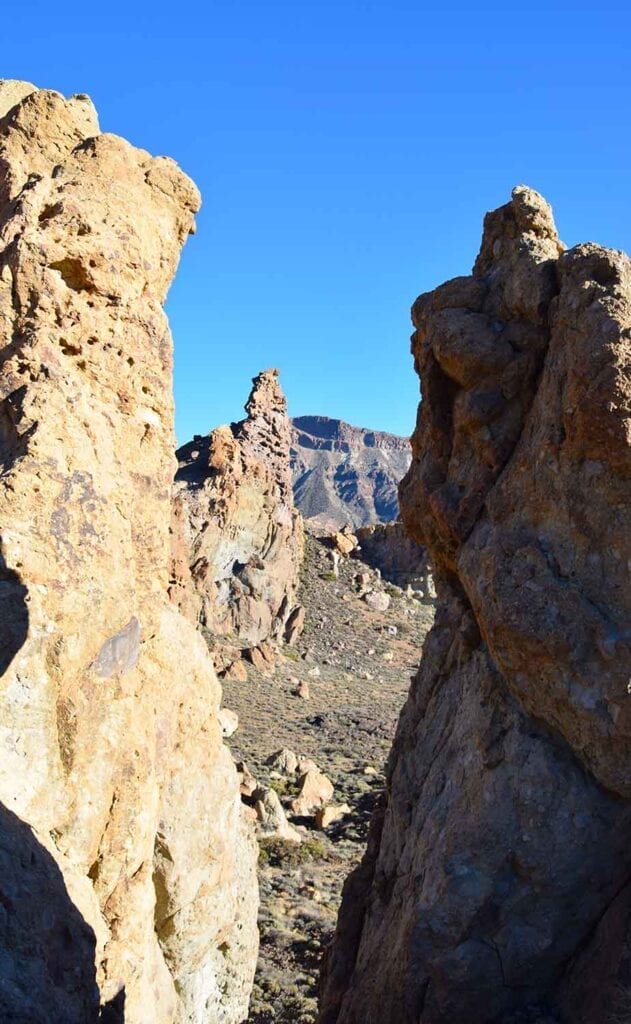 Tussen de rotsen uitzicht op de Teide