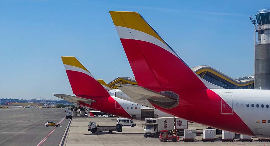 Vliegtuigen aan de gate op Barajas, het vliegveld van Madrid