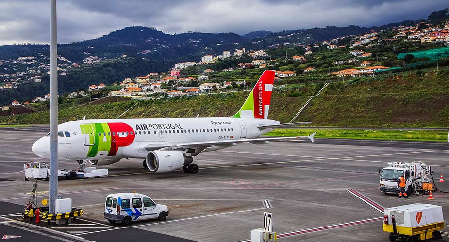 Vliegtuig op het vliegveld van Madeira
