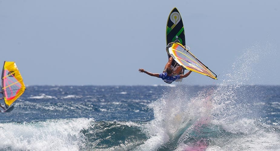 Windsurfer sprint uit het water bij El Medano in Tenerife