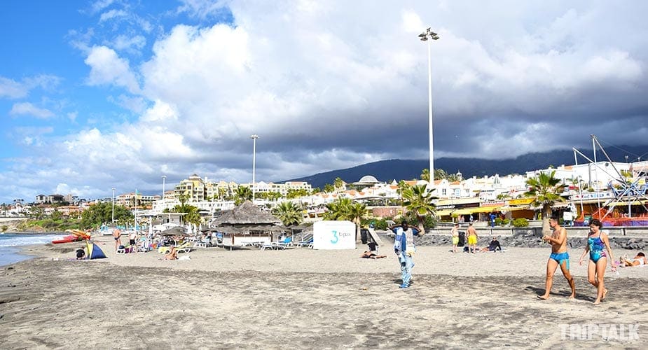 Dreigen wolken boven het strand van Playa de Fanabe op Tenerife
