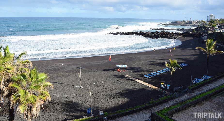 Het zwarte strand van Playa Maria Jimenez