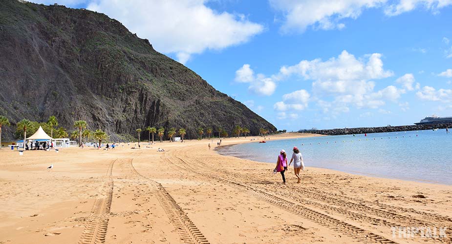 Het zandstrand van Playa de las Teresitas