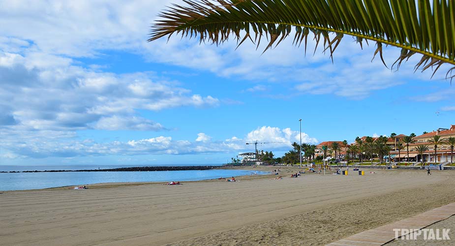 Andere kant van het strand van Playa de las Vistas op Tenerife