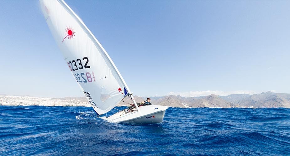 Zeilbootje op zee bij Tenerife