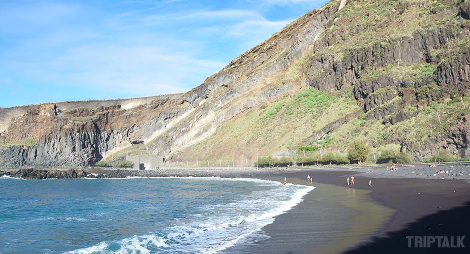 Het strand van Playa de la Arena bij Mesa del Mar vanaf de andere kant