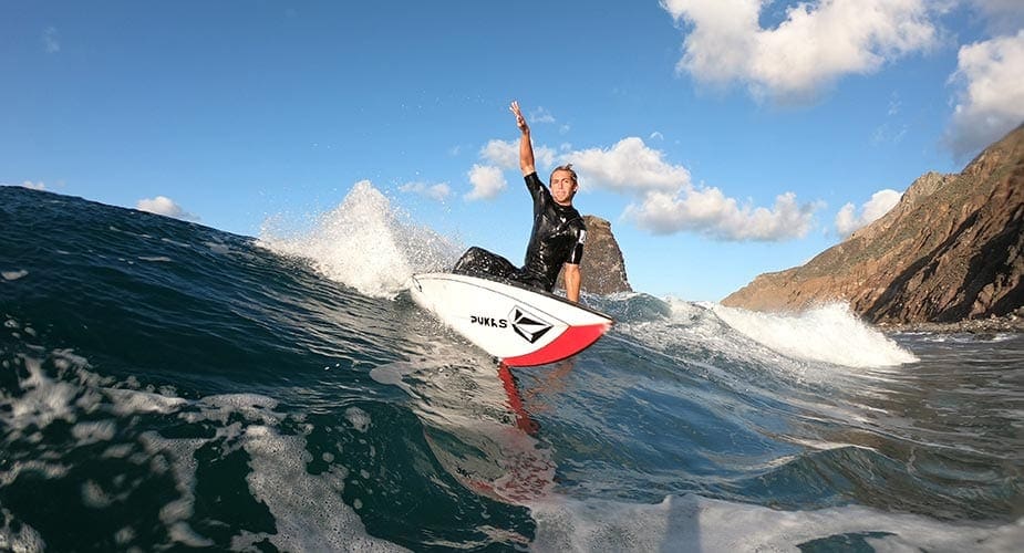 Een golfsurfer op zee bij Tenerife